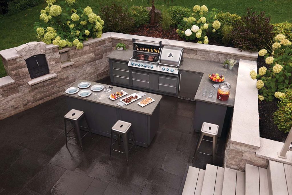 Modern outdoor kitchen with Napoleon Prestige Built-in BBQ